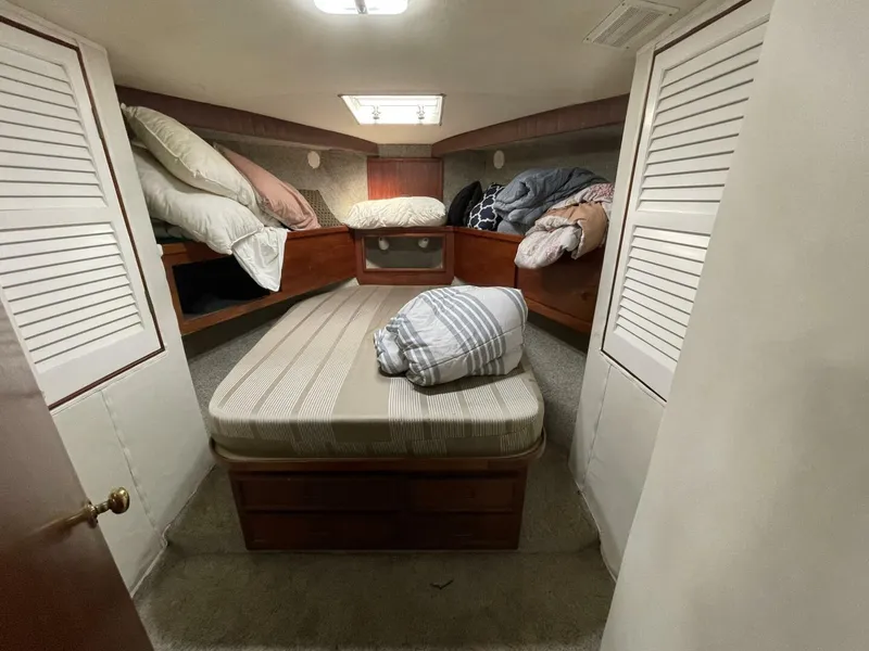 Slide: The Image of Master Stateroom Forward V berth - 5109096