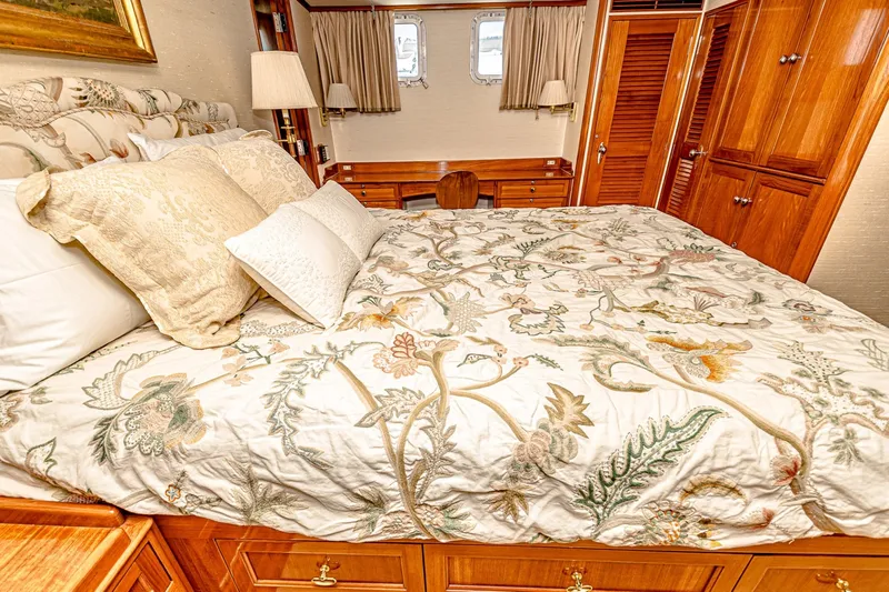 Slide: The Image of Burger 91 1983 - 6009063