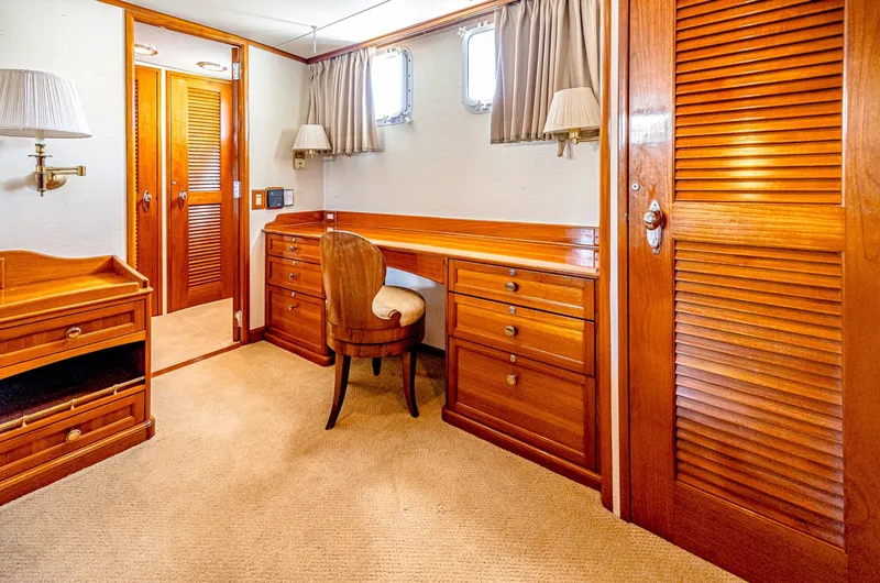 Slide: The Image of Burger 91 1983 - 6009064