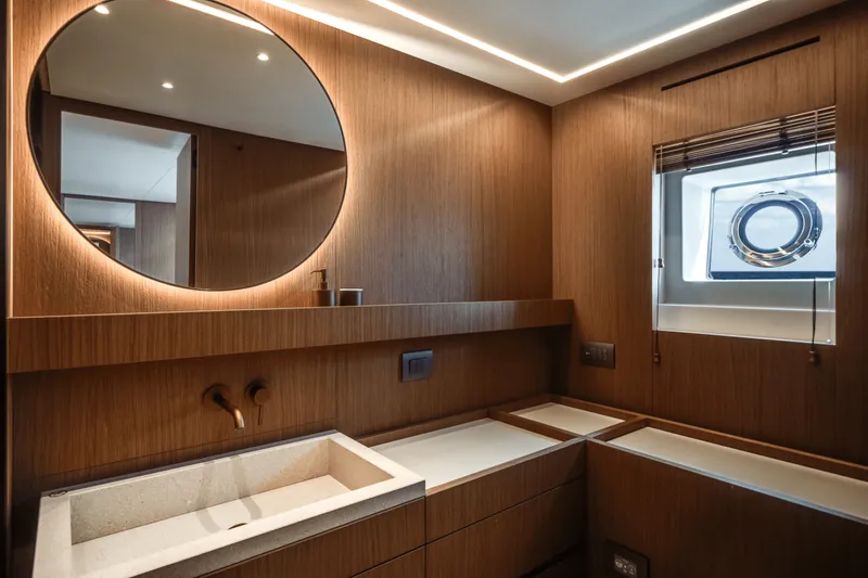 Slide: The Image of Azimut Seadeck 7 2025 - 5289405