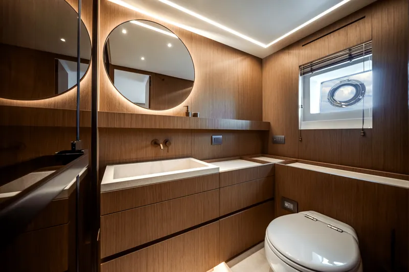 Slide: The Image of Azimut Seadeck 7 2025 - 5289406