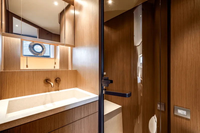 Slide: The Image of Azimut Seadeck 7 2025 - 5289413