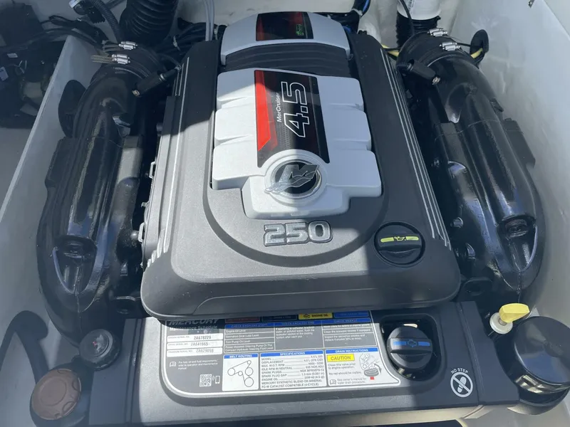 Slide: The Image of Bayliner VR6 Bowrider 2020 - 5118618