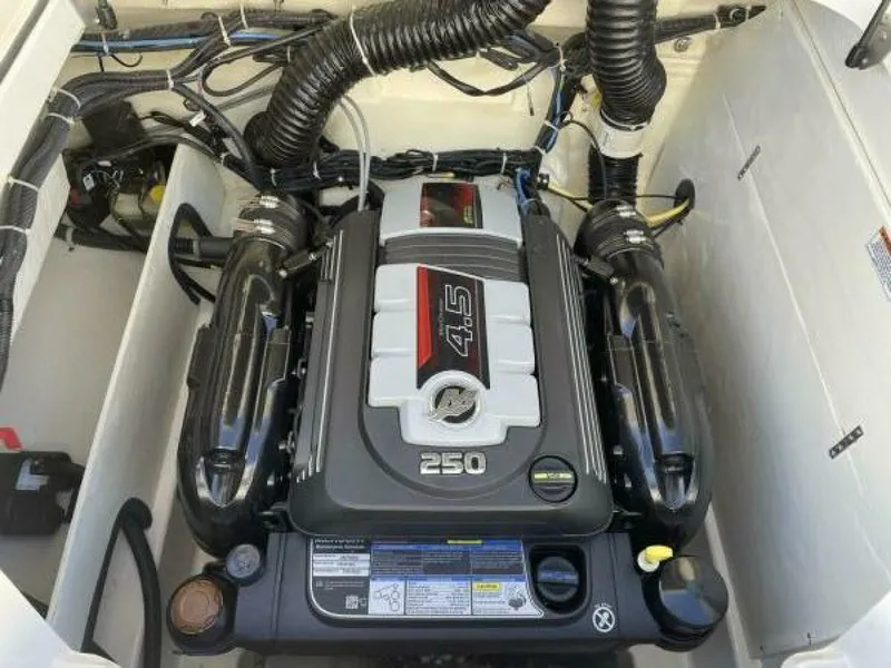 Slide: The Image of Bayliner VR6 Bowrider 2020 - 5118634