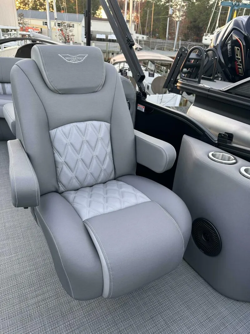 Slide: The Image of Bennington 24 LXS FASTBACK SPORT 2024 - 5124345