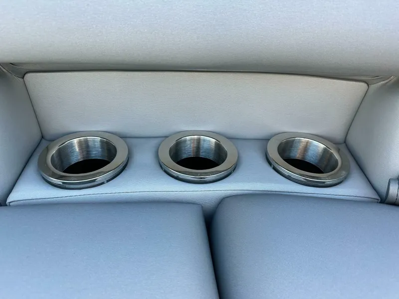 Slide: The Image of Bennington 24 LXS FASTBACK SPORT 2024 - 5124346