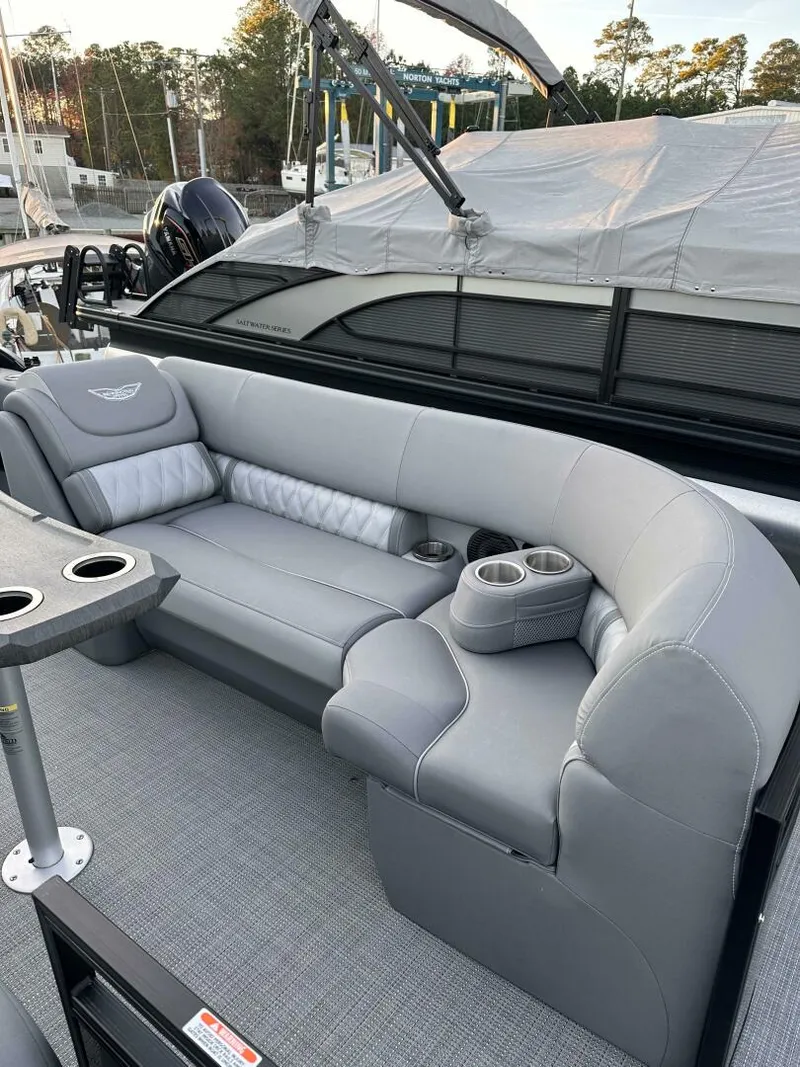 Slide: The Image of Bennington 24 LXS FASTBACK SPORT 2024 - 5124347