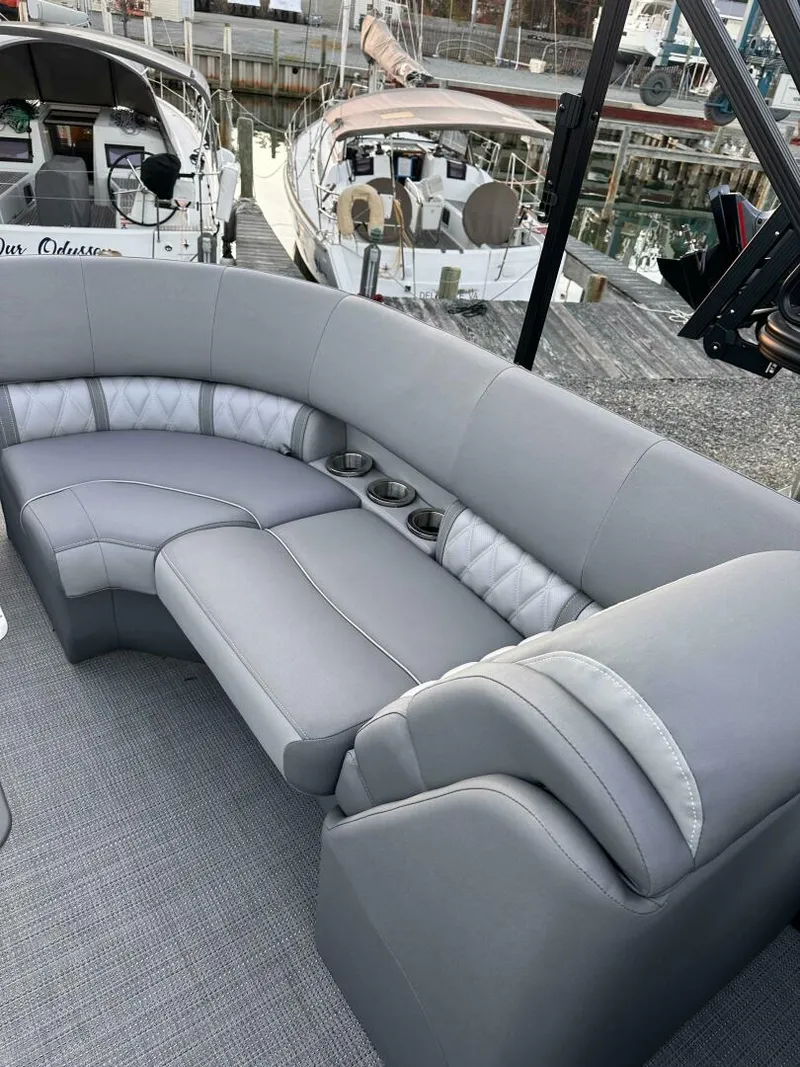 Slide: The Image of Bennington 24 LXS FASTBACK SPORT 2024 - 5124348