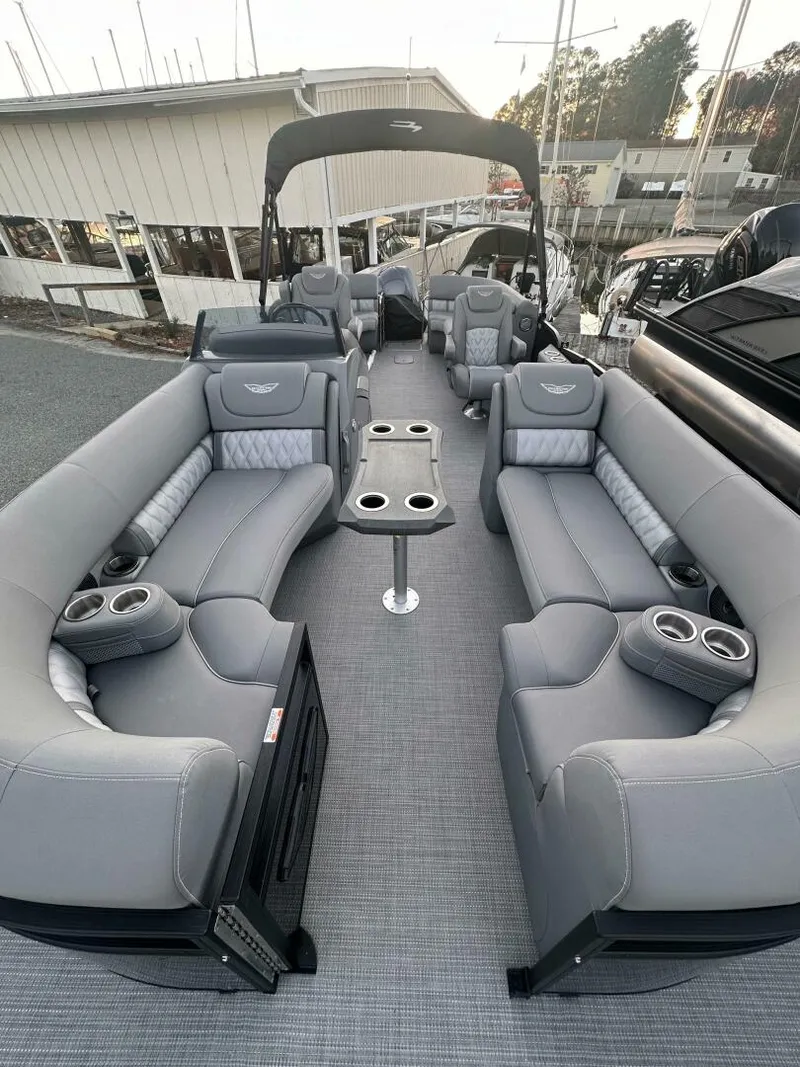 Slide: The Image of Bennington 24 LXS FASTBACK SPORT 2024 - 5124349