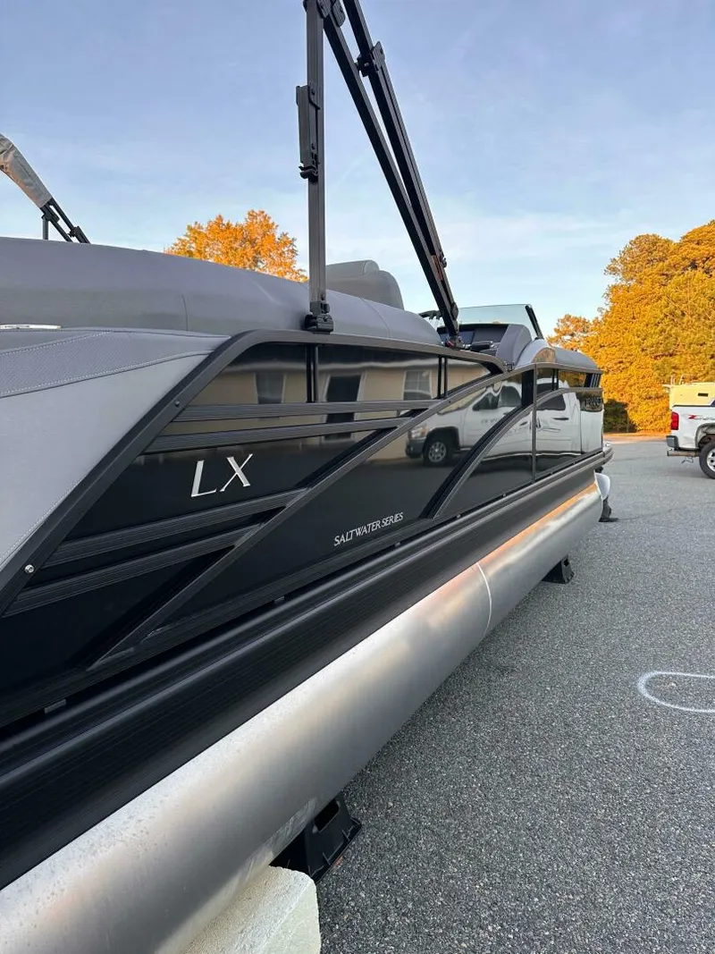 Slide: The Image of Bennington 24 LXS FASTBACK SPORT 2024 - 5124350