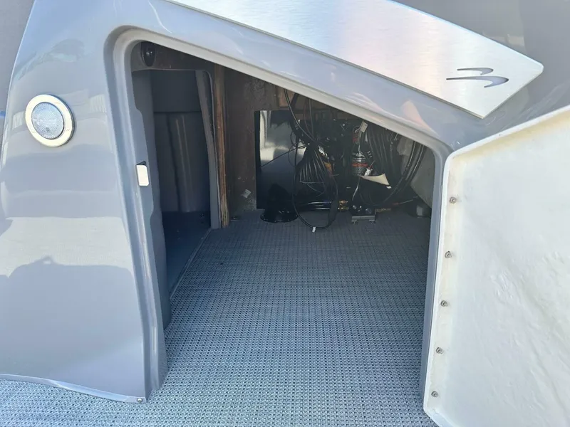 Slide: The Image of Bennington 24 LXS FASTBACK SPORT 2024 - 5124351