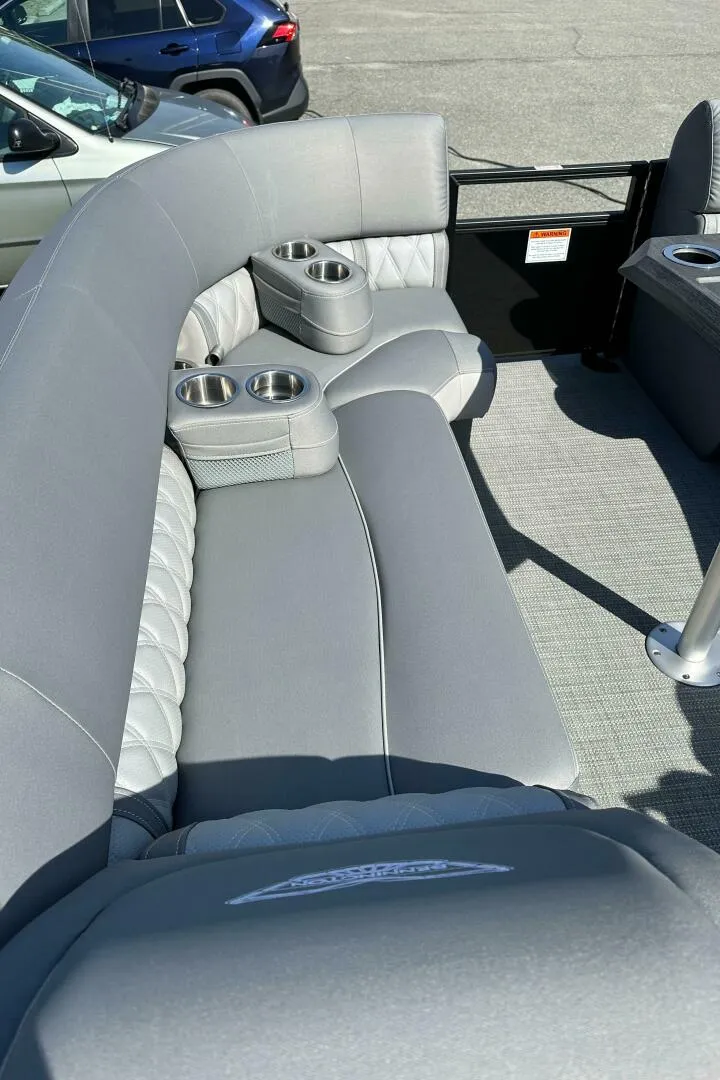 Slide: The Image of Bennington 24 LXS FASTBACK SPORT 2024 - 5124353