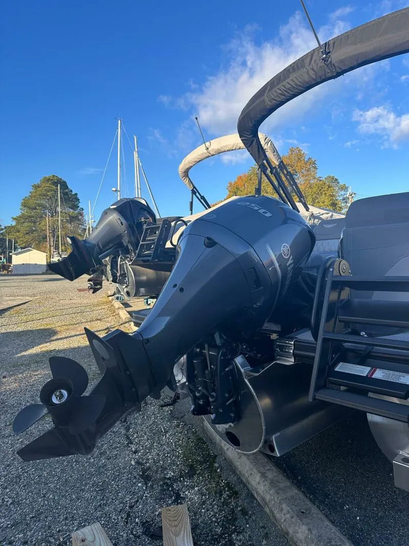 Slide: The Image of Bennington 24 LXS FASTBACK SPORT 2024 - 5124354