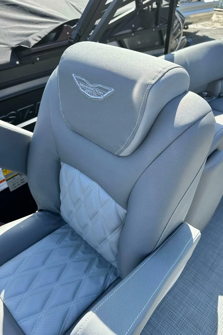 Slide: The Image of Bennington 24 LXS FASTBACK SPORT 2024 - 5124355