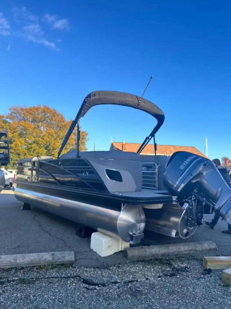 Slide: The Image of Bennington 24 LXS FASTBACK SPORT 2024 - 5124368