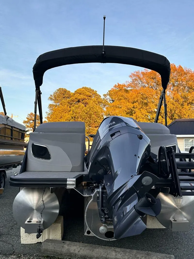 Slide: The Image of Bennington 24 LXS FASTBACK SPORT 2024 - 5124358