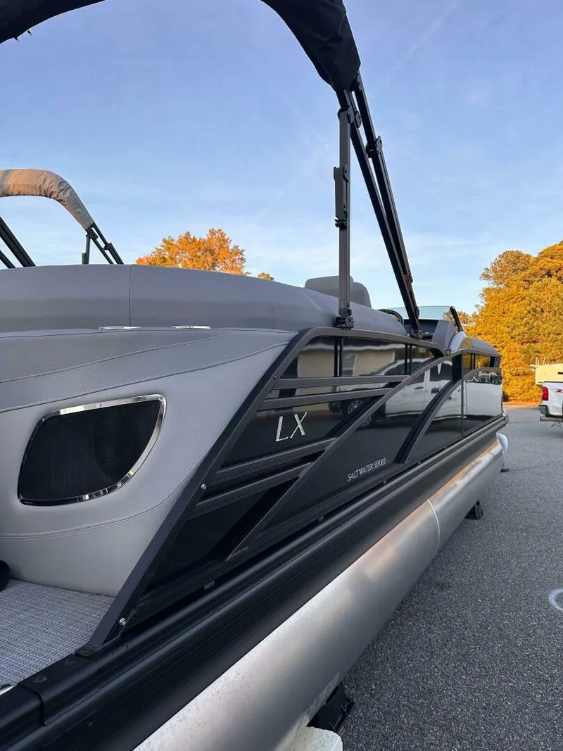 Slide: The Image of Bennington 24 LXS FASTBACK SPORT 2024 - 5124359