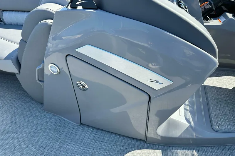 Slide: The Image of Bennington 24 LXS FASTBACK SPORT 2024 - 5124361