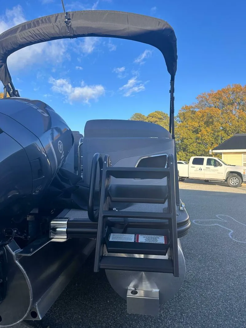 Slide: The Image of Bennington 24 LXS FASTBACK SPORT 2024 - 5124362