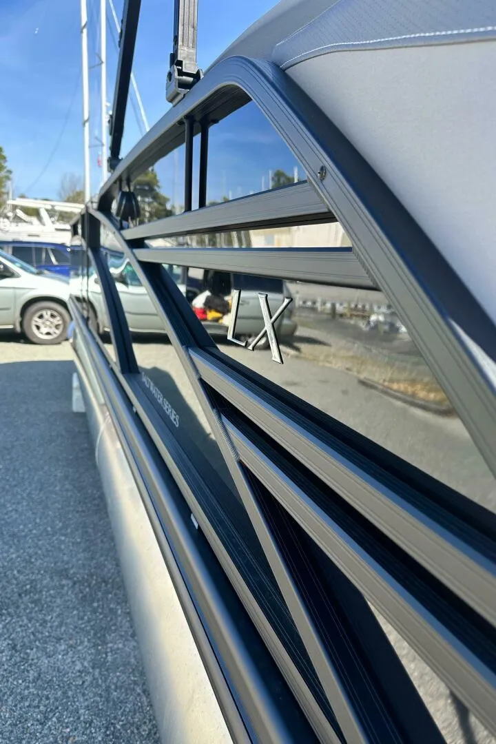 Slide: The Image of Bennington 24 LXS FASTBACK SPORT 2024 - 5124363