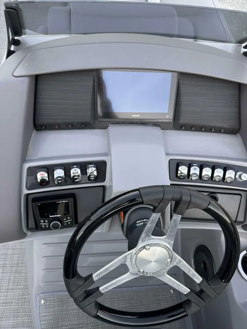 Slide: The Image of Bennington 24 LXS FASTBACK SPORT 2024 - 5124365