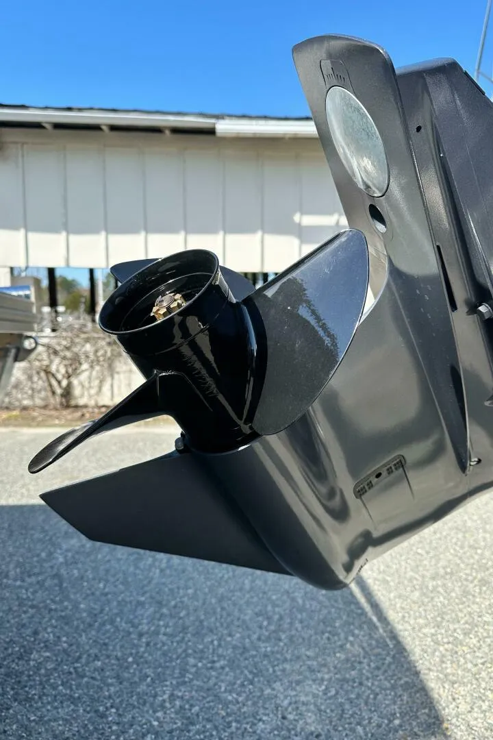 Slide: The Image of Bennington 24 LXS FASTBACK SPORT 2024 - 5124366