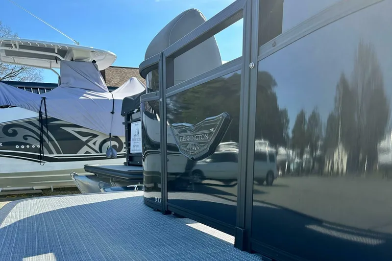 Slide: The Image of Bennington 24 LXS FASTBACK SPORT 2024 - 5124369