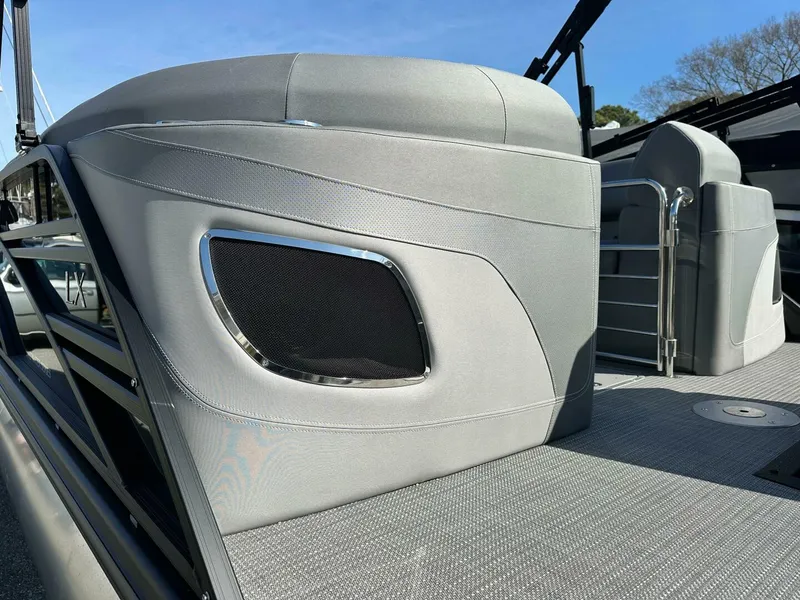 Slide: The Image of Bennington 24 LXS FASTBACK SPORT 2024 - 5124336