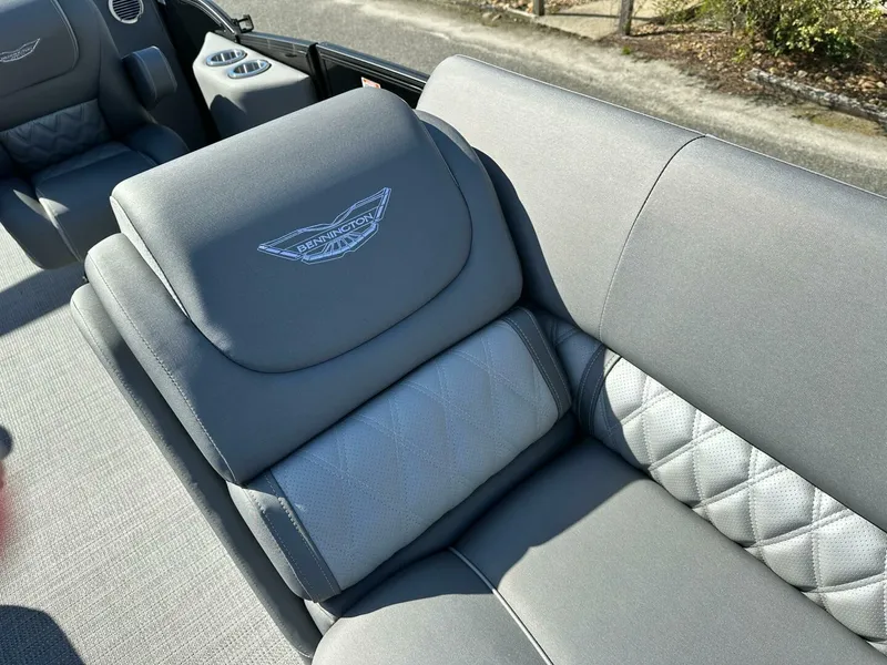 Slide: The Image of Bennington 24 LXS FASTBACK SPORT 2024 - 5124339