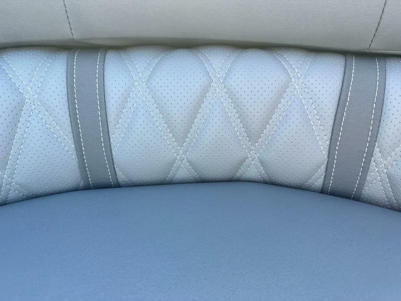 Slide: The Image of Bennington 24 LXS FASTBACK SPORT 2024 - 5124340