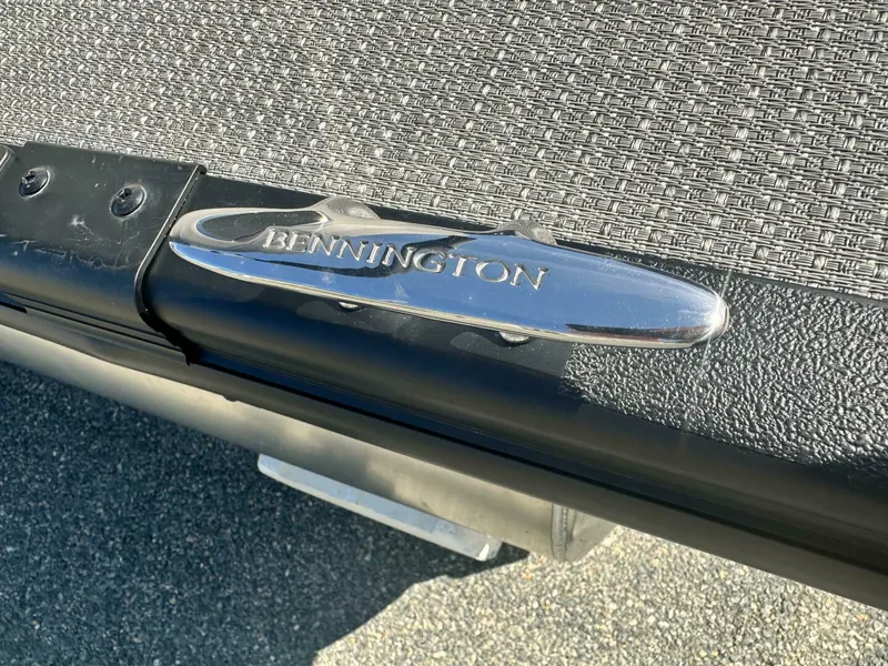 Slide: The Image of Bennington 24 LXS FASTBACK SPORT 2024 - 5124341