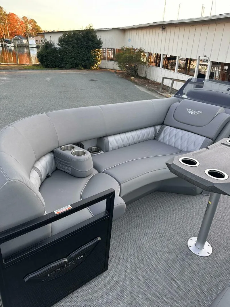 Slide: The Image of Bennington 24 LXS FASTBACK SPORT 2024 - 5124343