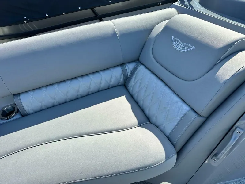 Slide: The Image of Bennington 24 LXS FASTBACK SPORT 2024 - 5124344