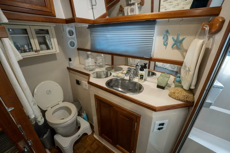 Slide: The Image of Carver 42 Aft Cabin 1988 - 5121002