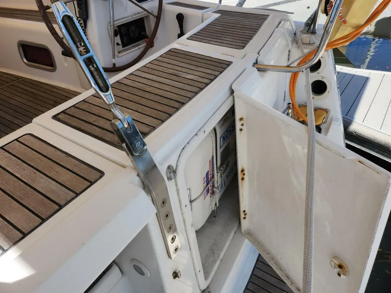 Slide: The Image of Life raft Athena, 2011 Beneteau 49 - 5125968