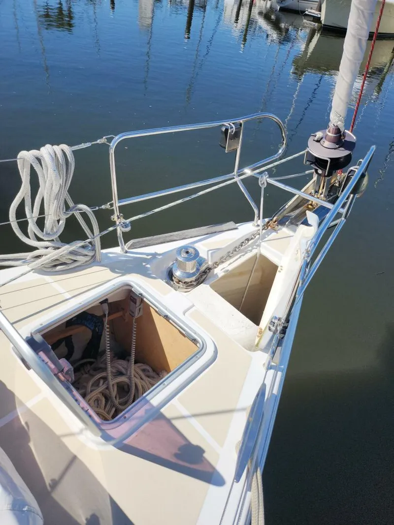 Slide: The Image of Fwd compartment Athena, 2011 Beneteau 49 - 5125938