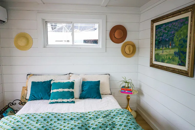 Slide: The Image of Custom Hank's 40 Houseboat 2025 - 5126664