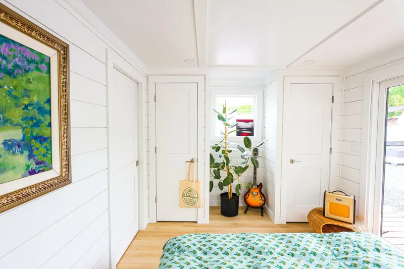 Slide: The Image of Custom Hank's 40 Houseboat 2025 - 5126668