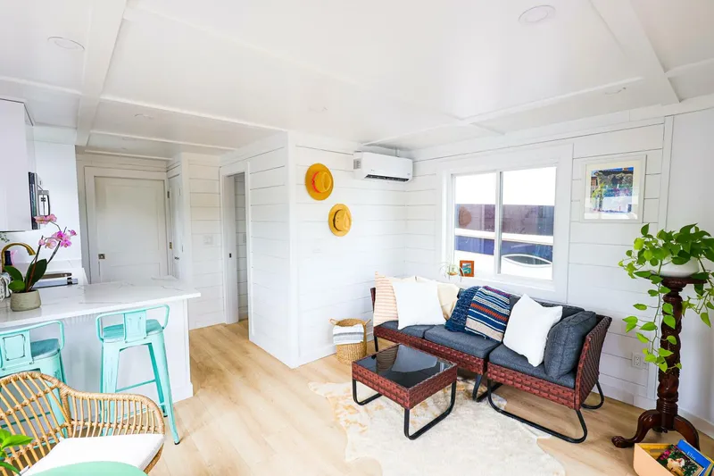 Slide: The Image of Custom Hank's 40 Houseboat 2025 - 5126654