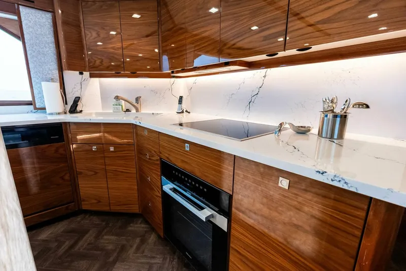 Slide: The Image of Viking 72 Enclosed Bridge 2023 - 5732659