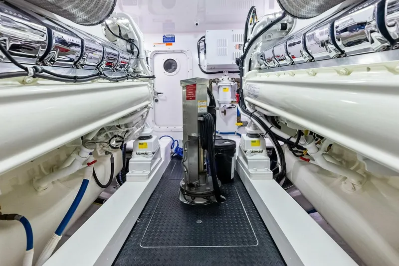 Slide: The Image of Viking 72 Enclosed Bridge 2023 - 5733042