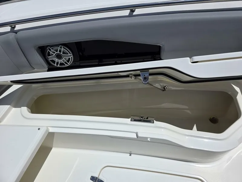Slide: The Image of Boston Whaler 360 Outrage 2023 - 5355408