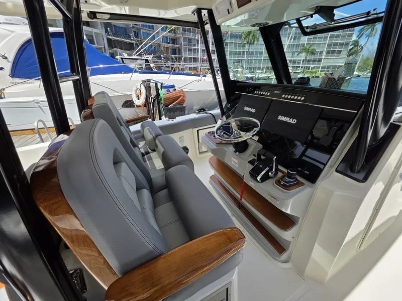 Slide: The Image of Boston Whaler 360 Outrage 2023 - 5355413