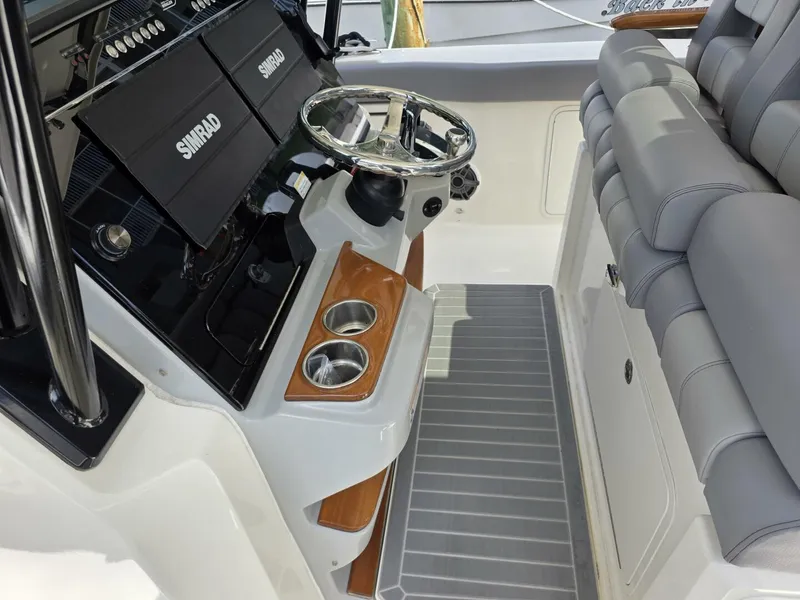 Slide: The Image of Boston Whaler 360 Outrage 2023 - 5355410