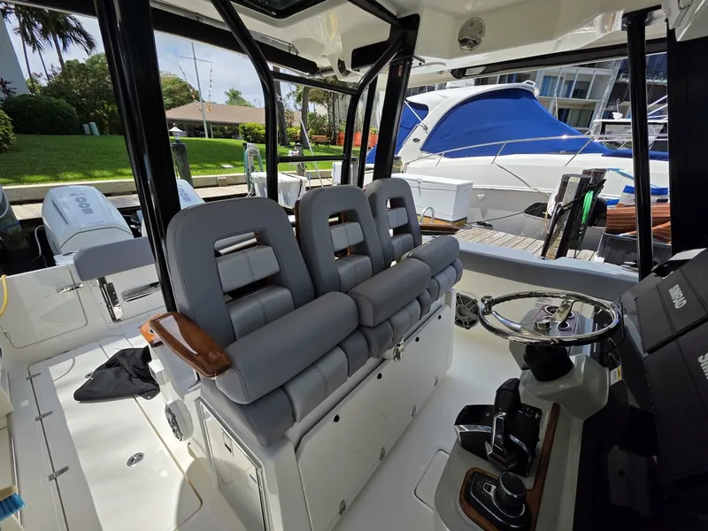 Slide: The Image of Boston Whaler 360 Outrage 2023 - 5355414