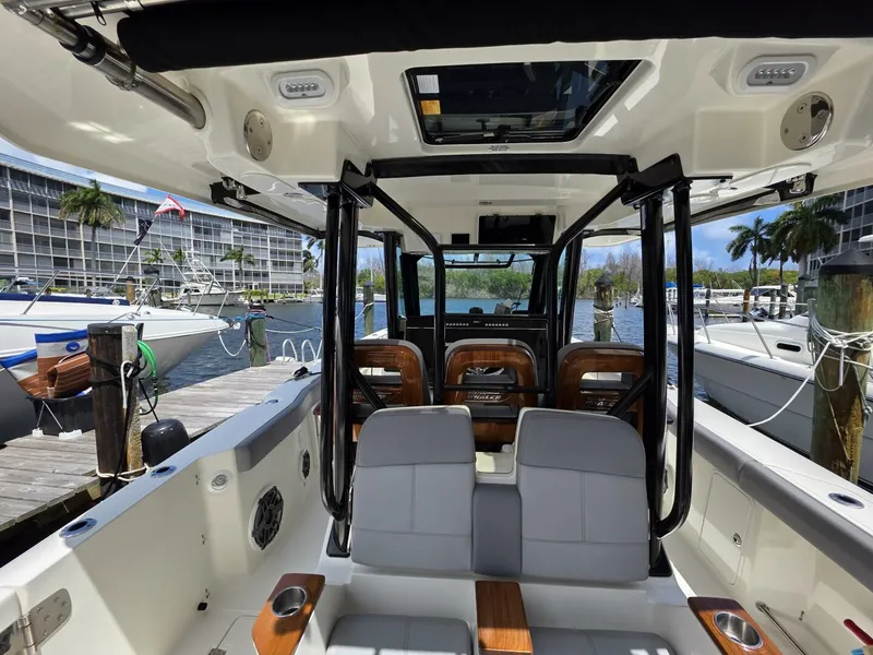 Slide: The Image of Boston Whaler 360 Outrage 2023 - 5355412