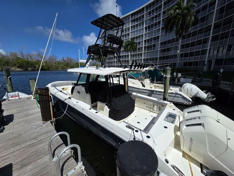Slide: The Image of Boston Whaler 360 Outrage 2023 - 5355420