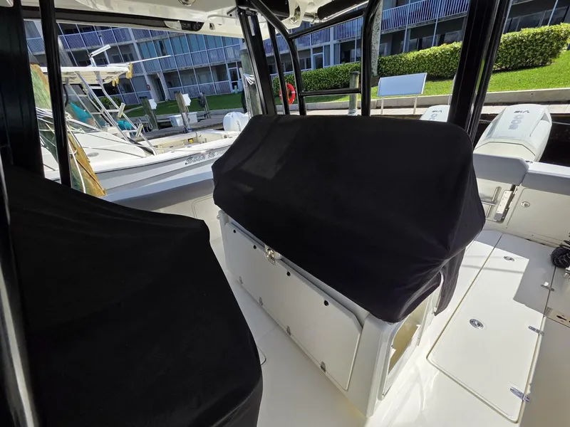 Slide: The Image of Boston Whaler 360 Outrage 2023 - 5355423