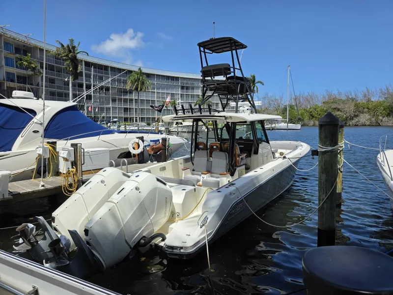 Slide: The Image of Boston Whaler 360 Outrage 2023 - 5355397