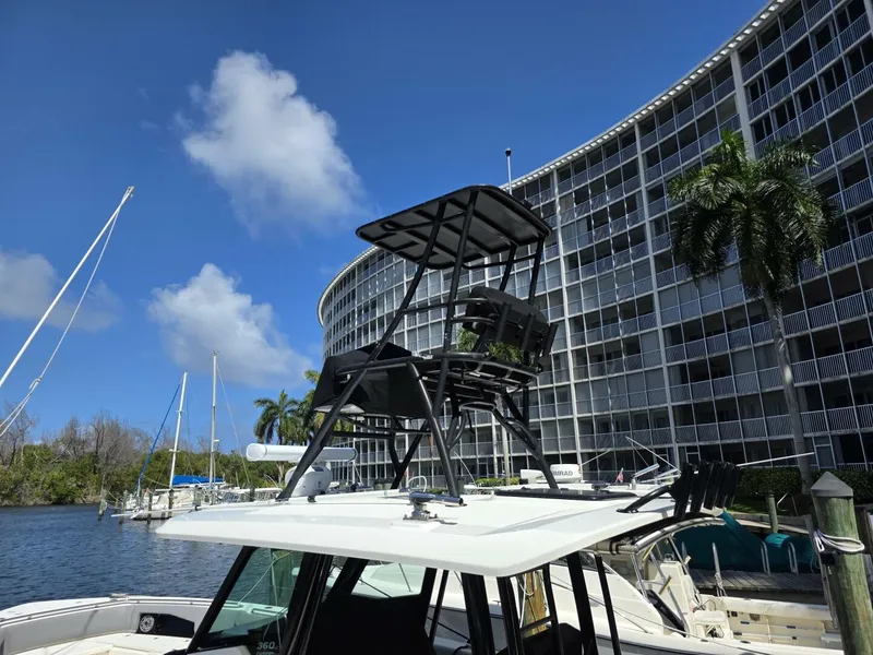 Slide: The Image of Boston Whaler 360 Outrage 2023 - 5355402